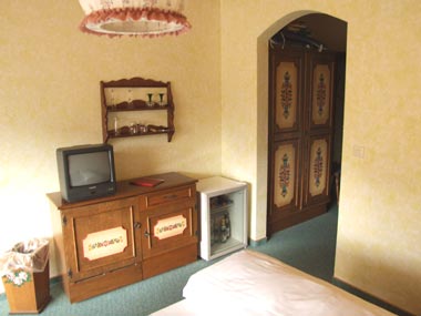 Doppelzimmer Unteruhdlingen Minibar Safe Telefon TV